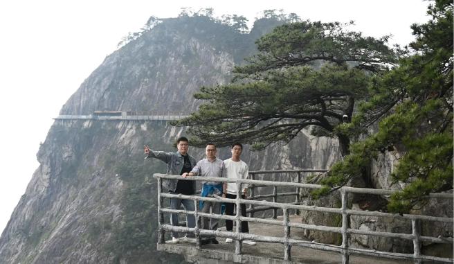 沙巴公司官网风管销售中心员工在安徽明堂山景区照片