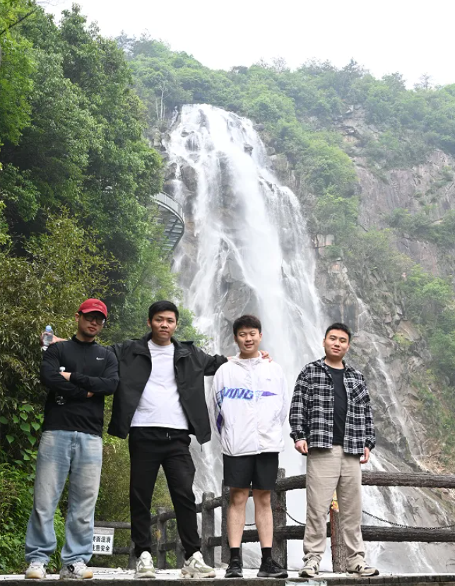 沙巴公司官网风管销售中心员工在安徽明堂山景区照片